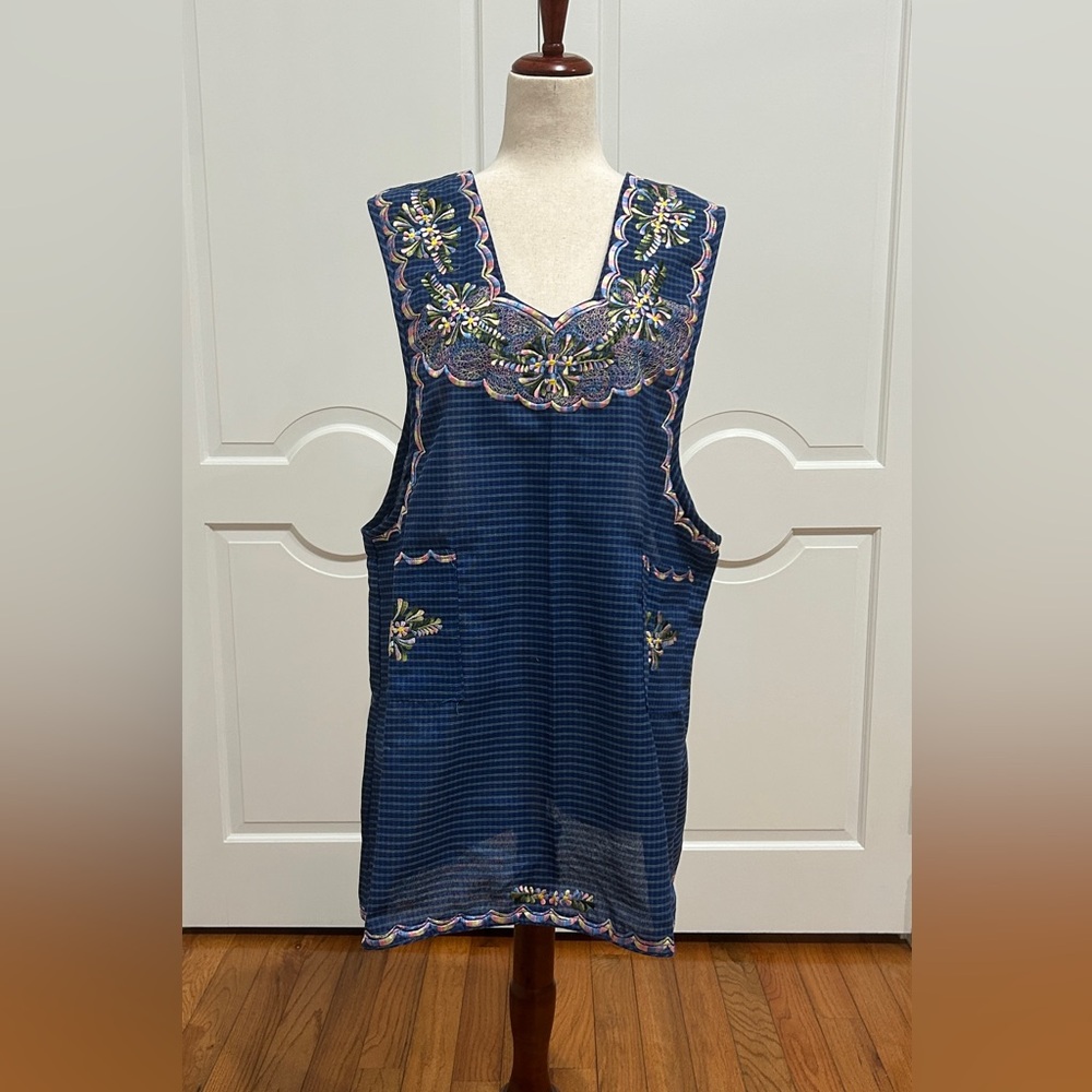 One of a Kind Traditional Oaxaca Apron  with pockets and flower Embroidery.Large
